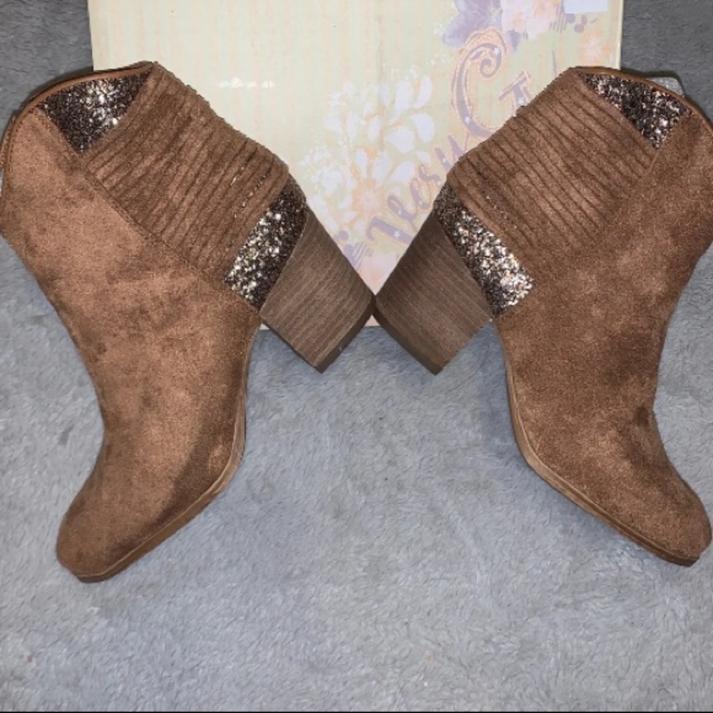 NEW Booties 8.5 - Picture 8 of 8